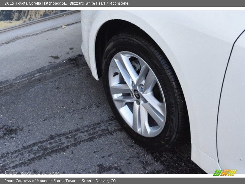 Blizzard White Pearl / Moonstone 2019 Toyota Corolla Hatchback SE