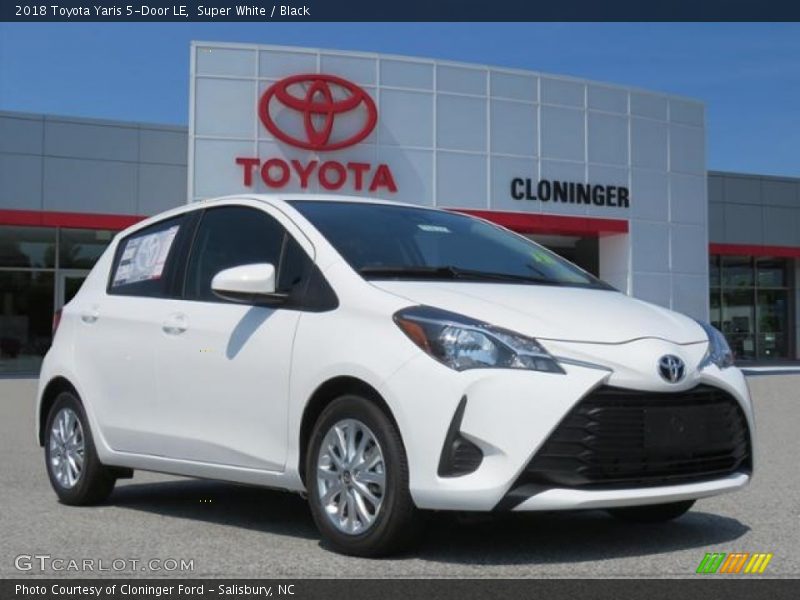 Super White / Black 2018 Toyota Yaris 5-Door LE