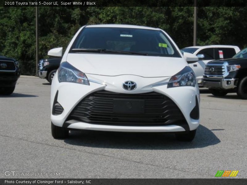 Super White / Black 2018 Toyota Yaris 5-Door LE