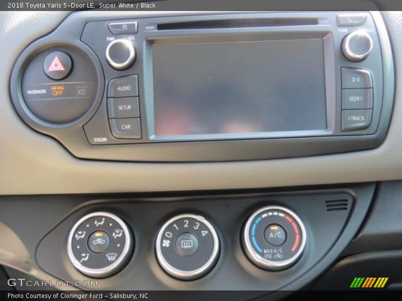 Super White / Black 2018 Toyota Yaris 5-Door LE