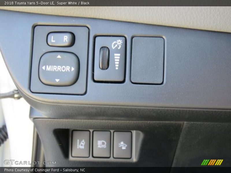 Super White / Black 2018 Toyota Yaris 5-Door LE