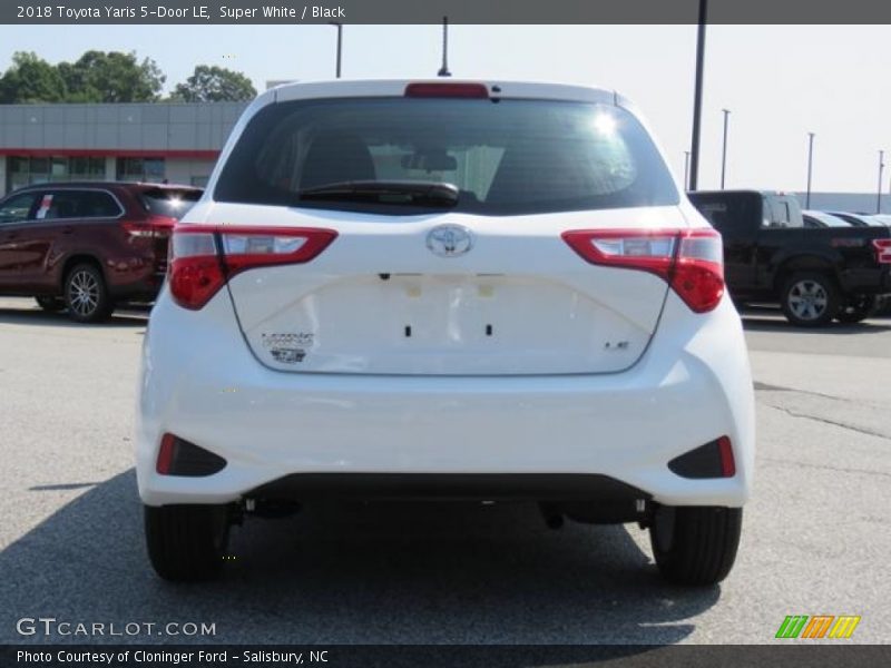 Super White / Black 2018 Toyota Yaris 5-Door LE