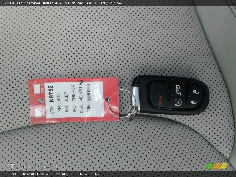 Velvet Red Pearl / Black/Ski Grey 2019 Jeep Cherokee Limited 4x4