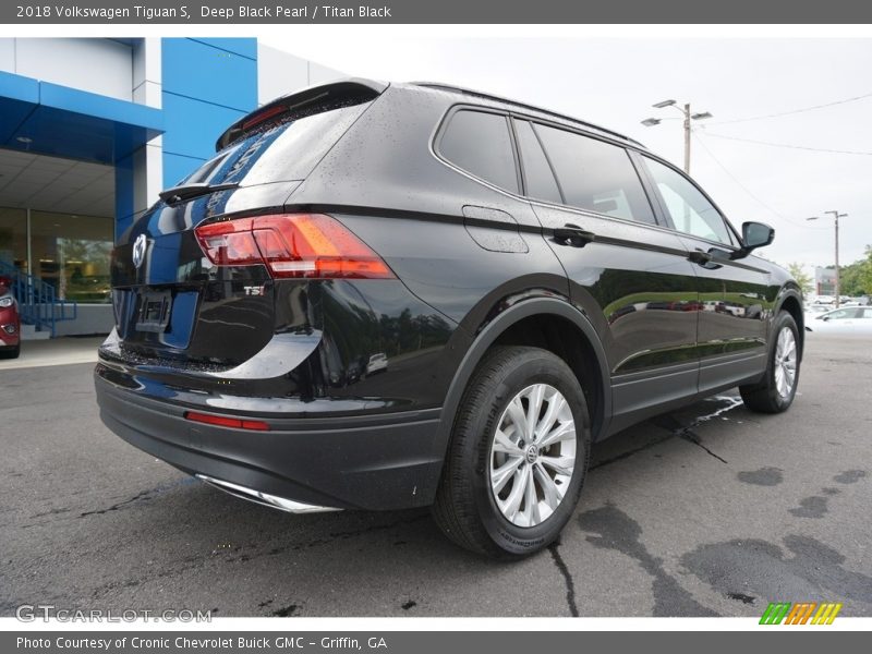 Deep Black Pearl / Titan Black 2018 Volkswagen Tiguan S