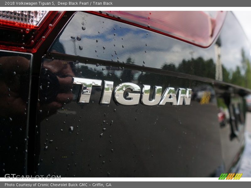 Deep Black Pearl / Titan Black 2018 Volkswagen Tiguan S
