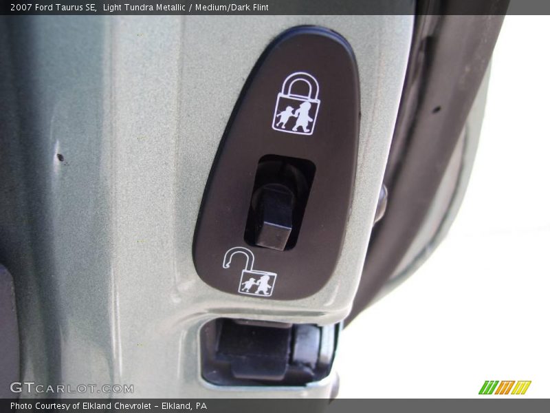 Light Tundra Metallic / Medium/Dark Flint 2007 Ford Taurus SE