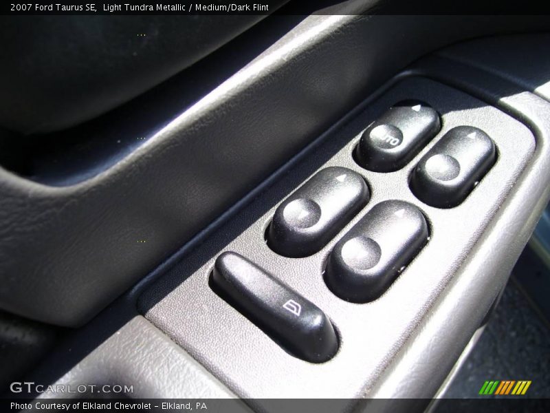 Light Tundra Metallic / Medium/Dark Flint 2007 Ford Taurus SE