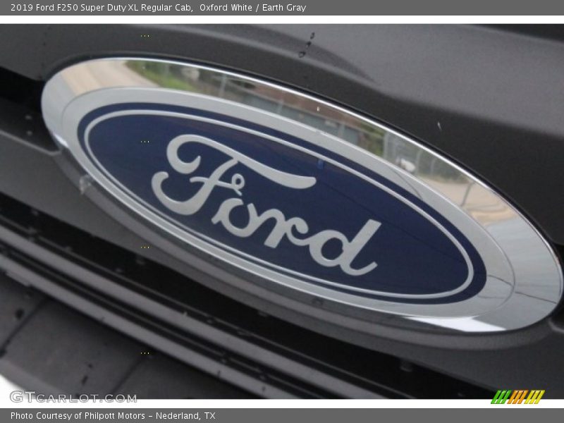 Oxford White / Earth Gray 2019 Ford F250 Super Duty XL Regular Cab