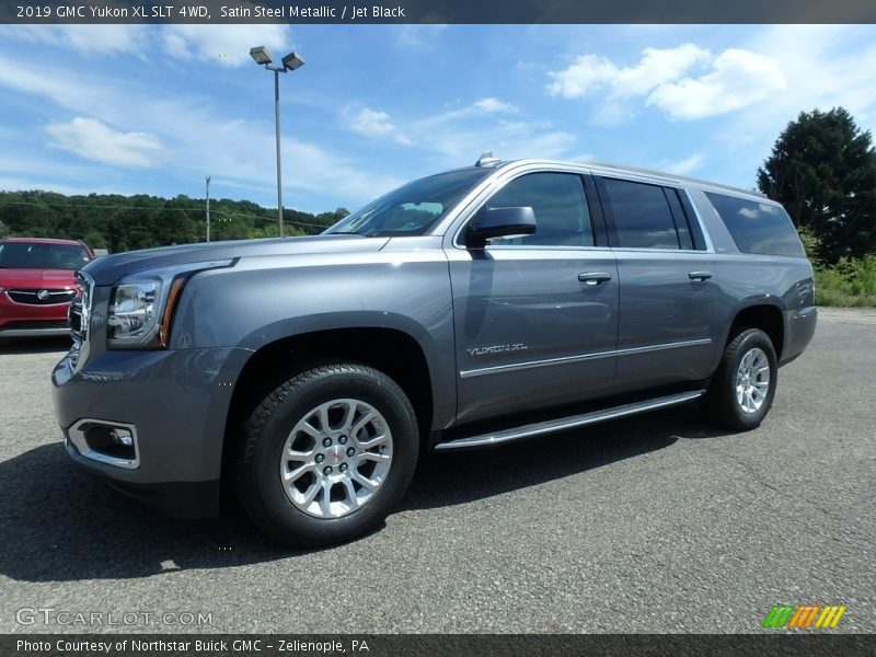Front 3/4 View of 2019 Yukon XL SLT 4WD