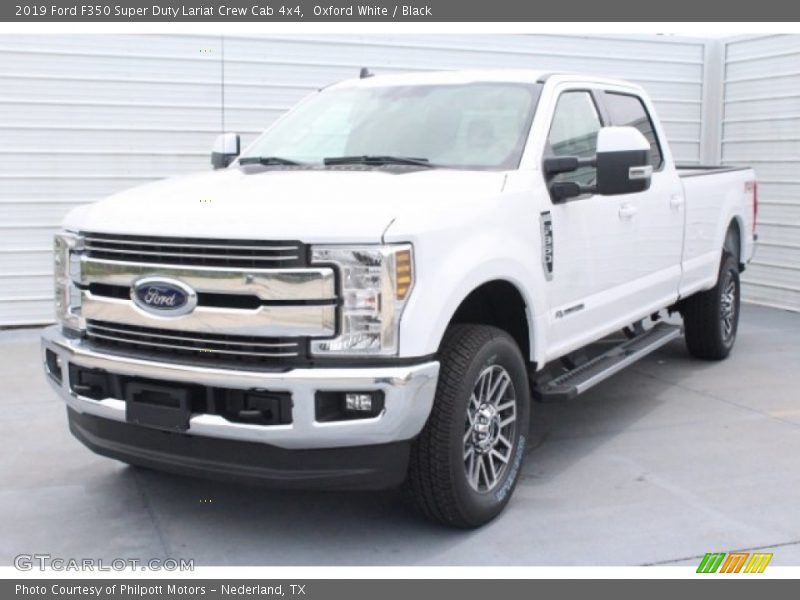 Front 3/4 View of 2019 F350 Super Duty Lariat Crew Cab 4x4