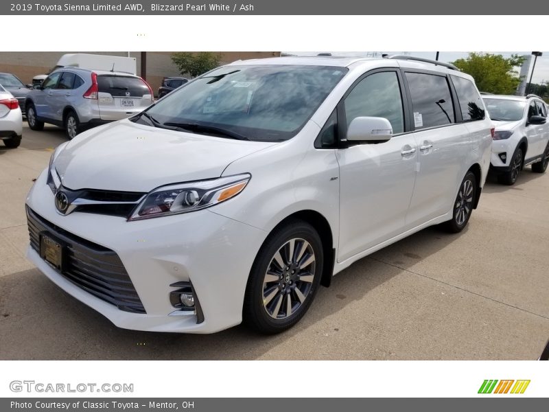 Front 3/4 View of 2019 Sienna Limited AWD