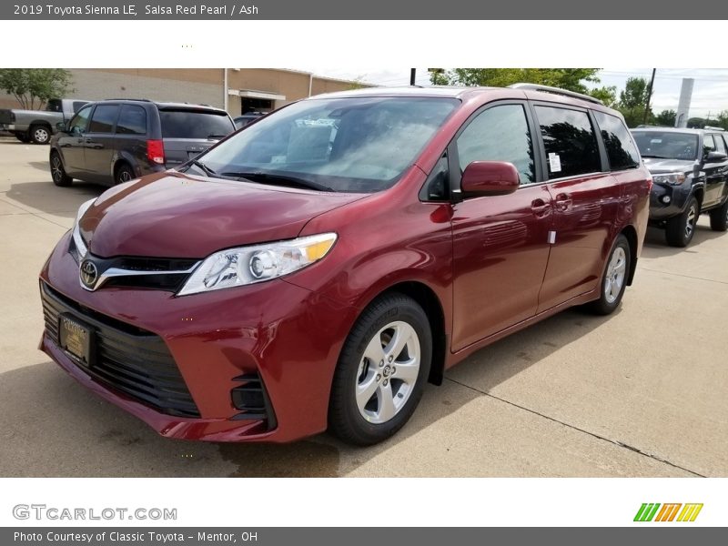 Front 3/4 View of 2019 Sienna LE