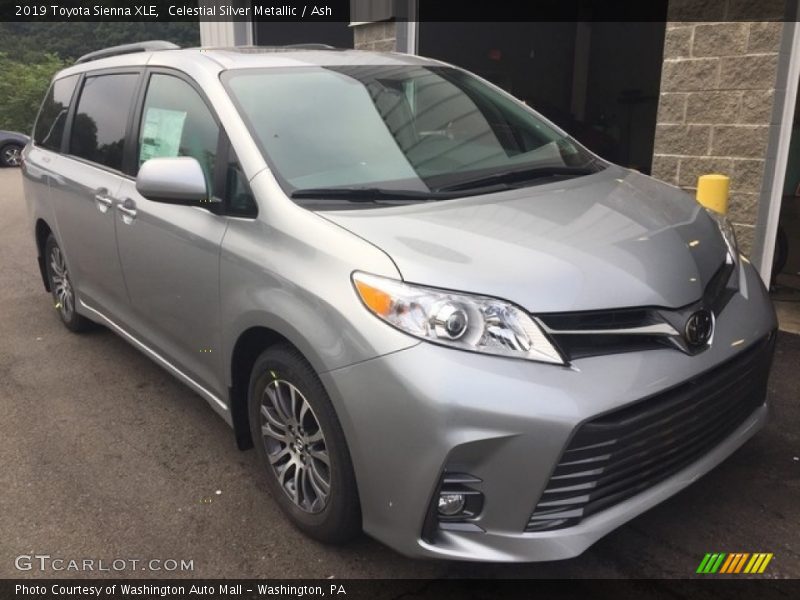 Front 3/4 View of 2019 Sienna XLE