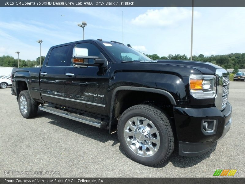 Front 3/4 View of 2019 Sierra 2500HD Denali Crew Cab 4WD