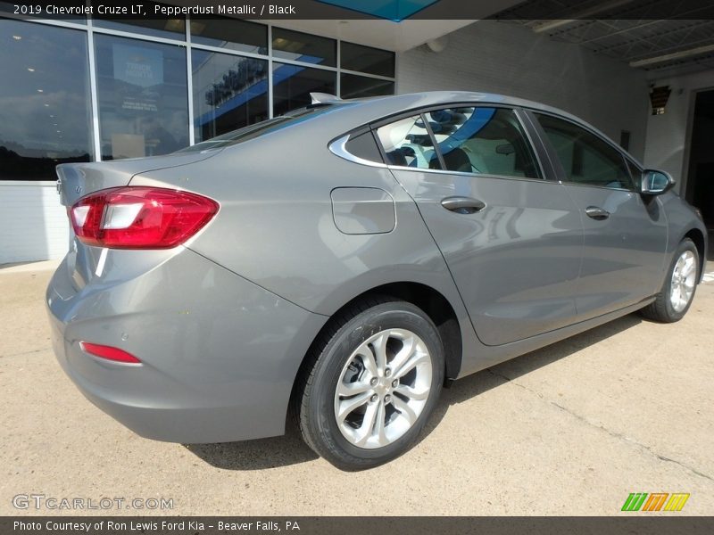 Pepperdust Metallic / Black 2019 Chevrolet Cruze LT