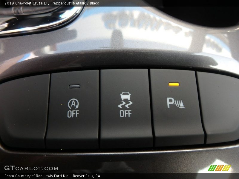 Pepperdust Metallic / Black 2019 Chevrolet Cruze LT