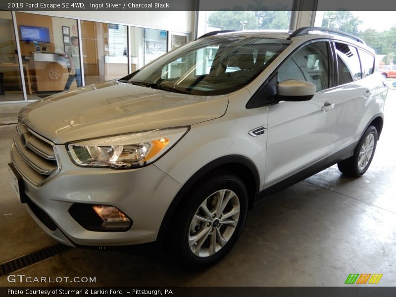 Ingot Silver / Charcoal Black 2018 Ford Escape SE 4WD