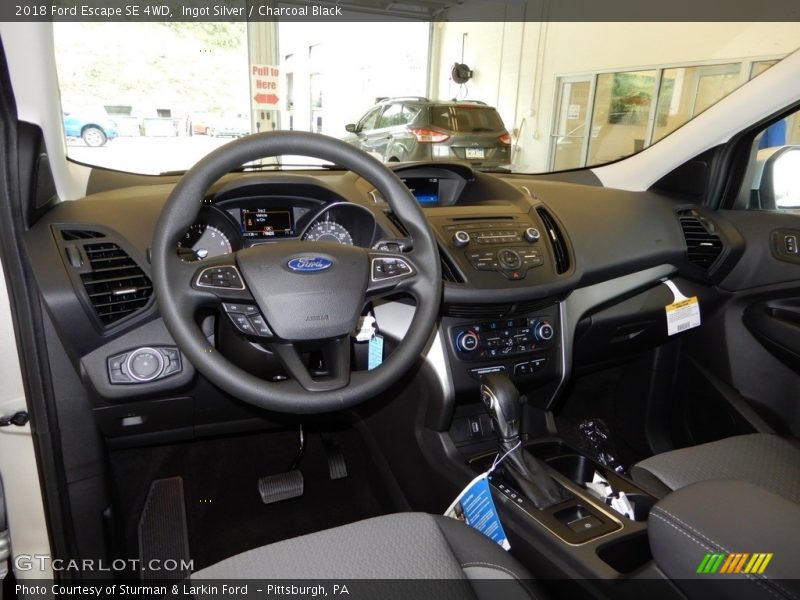 Ingot Silver / Charcoal Black 2018 Ford Escape SE 4WD