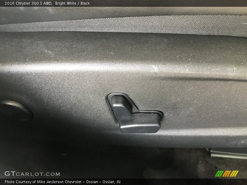 Bright White / Black 2016 Chrysler 300 S AWD