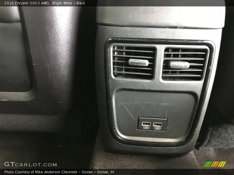 Bright White / Black 2016 Chrysler 300 S AWD