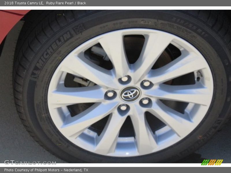 Ruby Flare Pearl / Black 2018 Toyota Camry LE