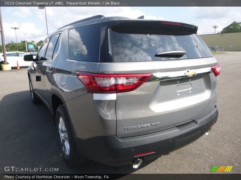 Pepperdust Metallic / Jet Black 2019 Chevrolet Traverse LT AWD