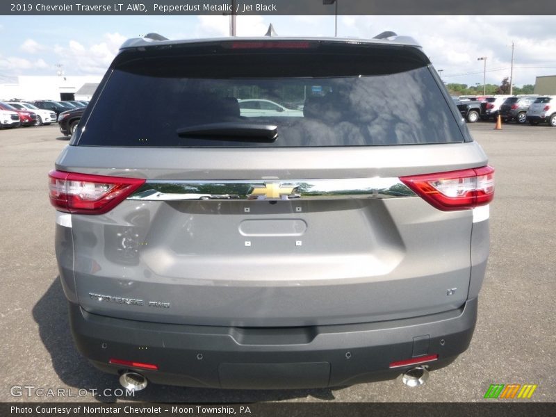 Pepperdust Metallic / Jet Black 2019 Chevrolet Traverse LT AWD