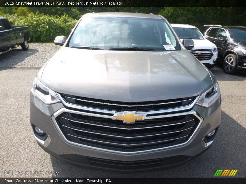 Pepperdust Metallic / Jet Black 2019 Chevrolet Traverse LT AWD