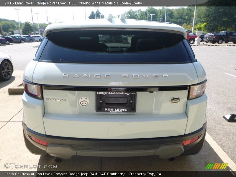 Yulong White Metalllic / Ebony/Ebony 2016 Land Rover Range Rover Evoque SE