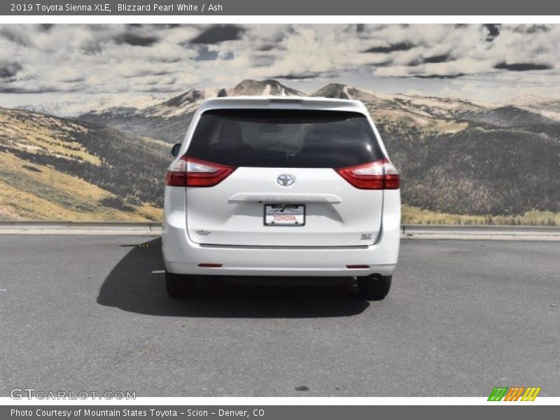 Blizzard Pearl White / Ash 2019 Toyota Sienna XLE