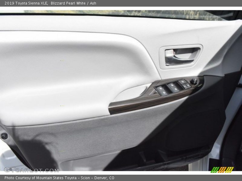Blizzard Pearl White / Ash 2019 Toyota Sienna XLE