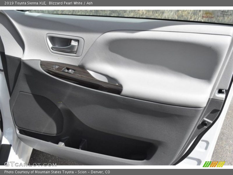 Blizzard Pearl White / Ash 2019 Toyota Sienna XLE