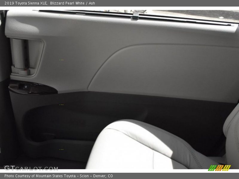 Blizzard Pearl White / Ash 2019 Toyota Sienna XLE
