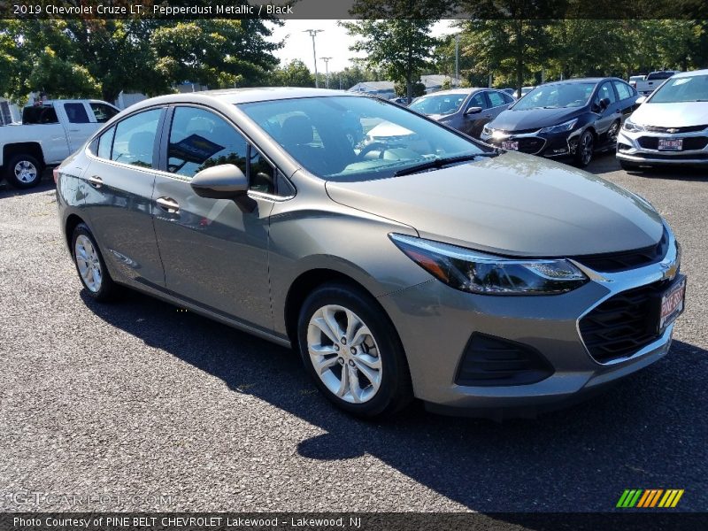 Pepperdust Metallic / Black 2019 Chevrolet Cruze LT