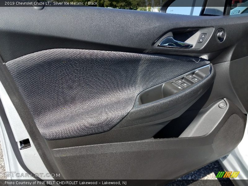Silver Ice Metallic / Black 2019 Chevrolet Cruze LT