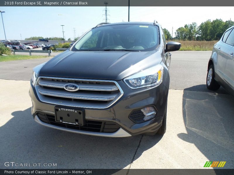 Magnetic / Charcoal Black 2018 Ford Escape SE