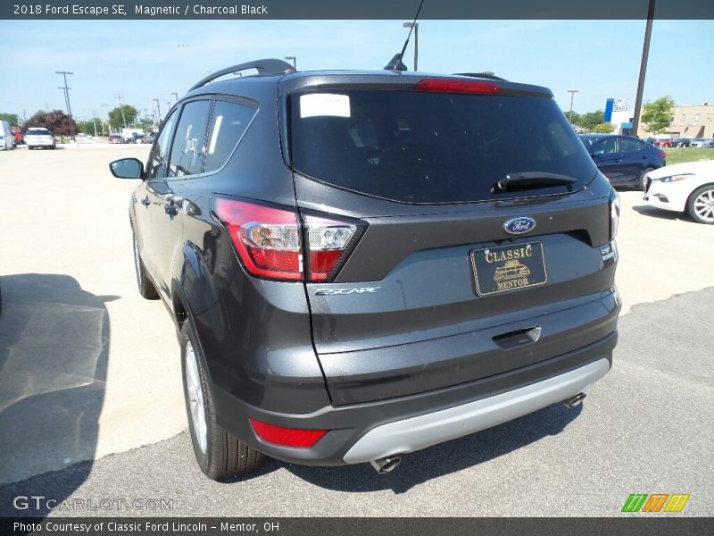 Magnetic / Charcoal Black 2018 Ford Escape SE