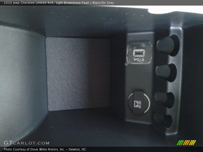 Light Brownstone Pearl / Black/Ski Grey 2019 Jeep Cherokee Limited 4x4