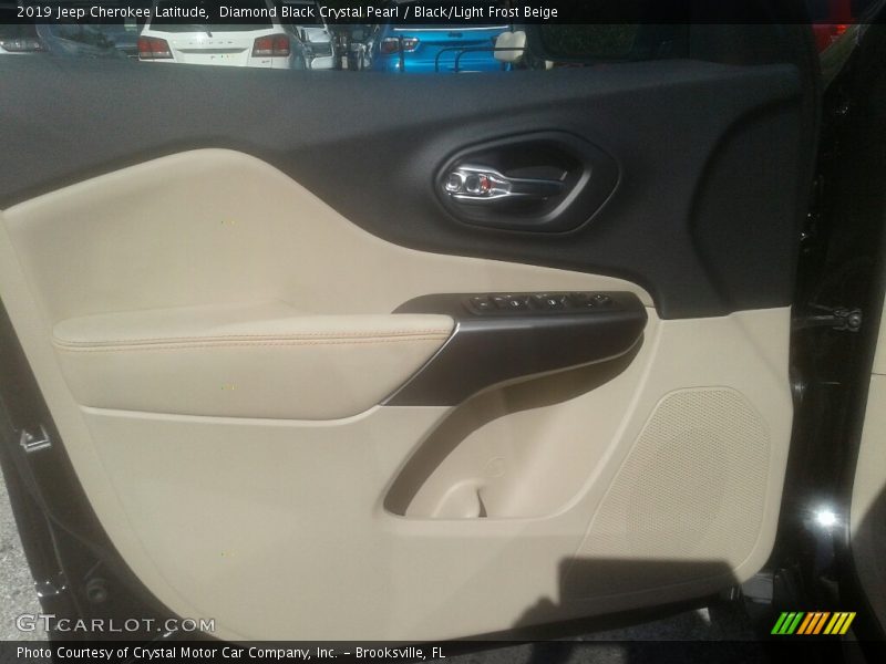 Diamond Black Crystal Pearl / Black/Light Frost Beige 2019 Jeep Cherokee Latitude