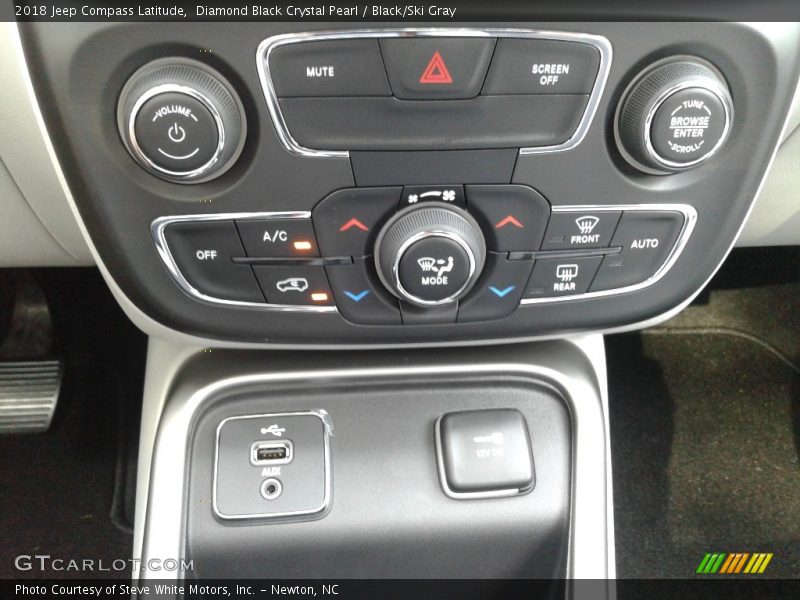Diamond Black Crystal Pearl / Black/Ski Gray 2018 Jeep Compass Latitude
