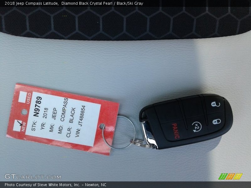 Diamond Black Crystal Pearl / Black/Ski Gray 2018 Jeep Compass Latitude