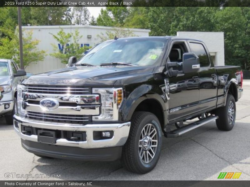 Front 3/4 View of 2019 F250 Super Duty Lariat Crew Cab 4x4