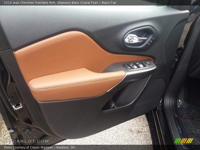 Diamond Black Crystal Pearl / Black/Tan 2019 Jeep Cherokee Overland 4x4