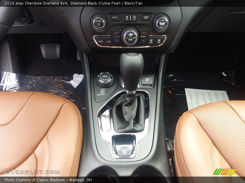 Diamond Black Crystal Pearl / Black/Tan 2019 Jeep Cherokee Overland 4x4