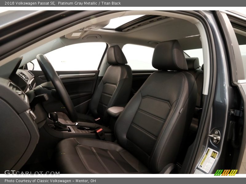 Platinum Gray Metallic / Titan Black 2018 Volkswagen Passat SE