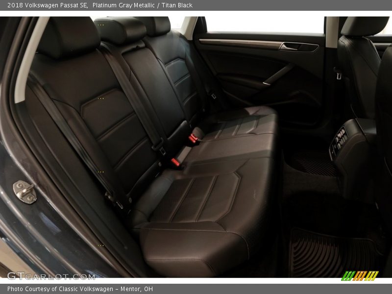 Platinum Gray Metallic / Titan Black 2018 Volkswagen Passat SE