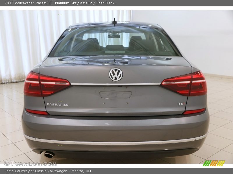 Platinum Gray Metallic / Titan Black 2018 Volkswagen Passat SE