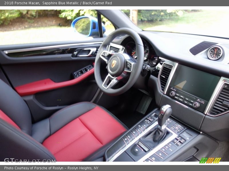 Sapphire Blue Metallic / Black/Garnet Red 2018 Porsche Macan