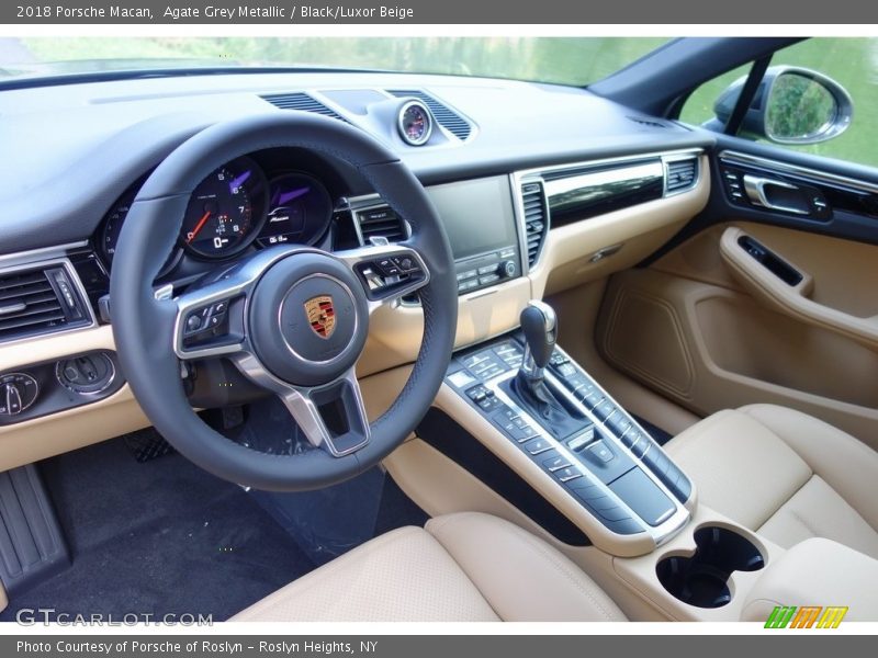 Agate Grey Metallic / Black/Luxor Beige 2018 Porsche Macan