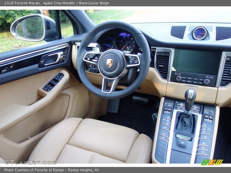 Agate Grey Metallic / Black/Luxor Beige 2018 Porsche Macan